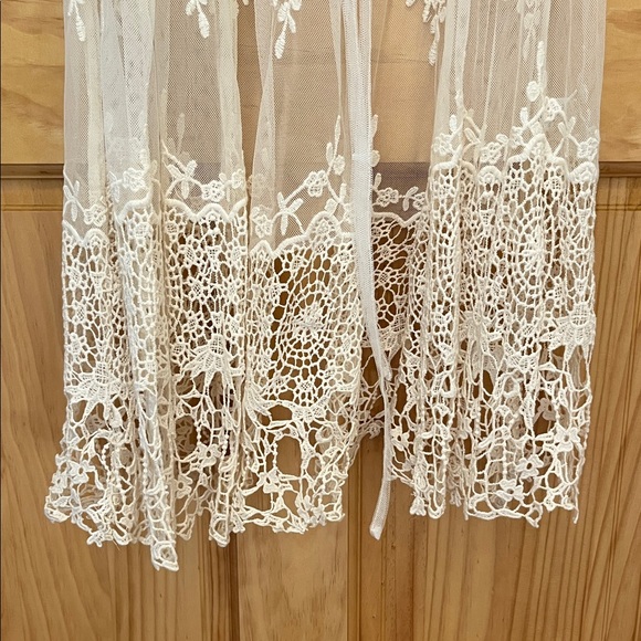 Promesa Elegant Lace Cover-Up - Picture 4 of 5